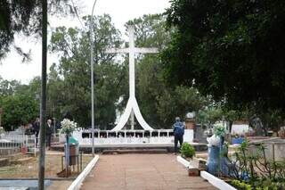 Cruzeiro do Cemitério Santo Antônio, em Campo Grande. (Foto: Kísie Ainoã)
