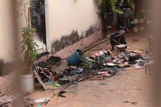 Casa na qual incêndio matou a artesã Florença Leon, de 57 anos, no Coophavila. (Foto: Marcos Maluf)