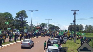 Apoiadores de Bolsonaro durante ato em frente ao quartel do Exército em Dourados (Foto: Leandro Holsback)