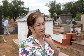 Aposentada Benedita Auxiliadora de Souza em visita aos túmulos dos pais. (Foto: Paulo Francis)