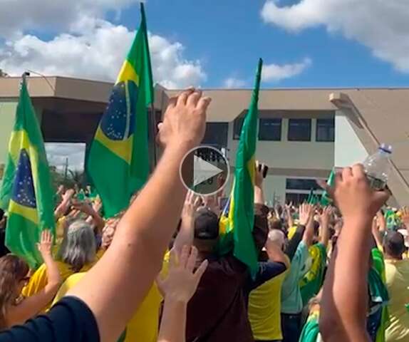 &quot;Pelo futuro de nossas crian&ccedil;as&rdquo;, dizem manifestantes insatisfeitos com as urnas