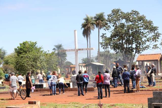Tradicional visita a cemitério tem até oração por quem não era da família 