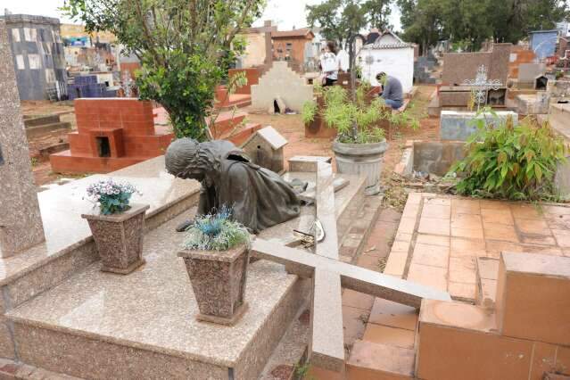 T&uacute;mulos depredados entristecem ainda mais familiares em visita a cemit&eacute;rio