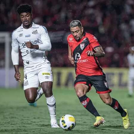 Com gol no fim, Santos vence Atl&eacute;tico-GO e mant&eacute;m sonho pela Libertadores