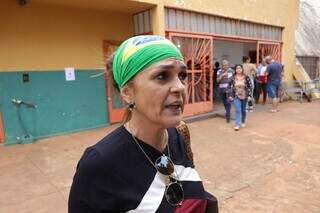 Sandra Mara Resende durante visita ao túmulo do pai no Cemitério Santo Antônio. (Foto: Paulo Francis)