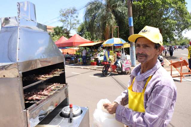 No Dia de Finados, busca por renda extra vai do espetinho a álbum da Copa 