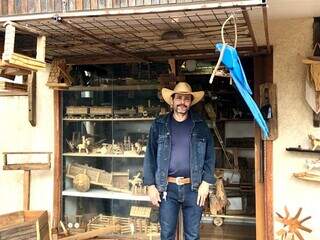 Na loja, Paulo vende peças rústicas de madeira feitas feitas à mão. (Foto: Jéssica Fernandes)