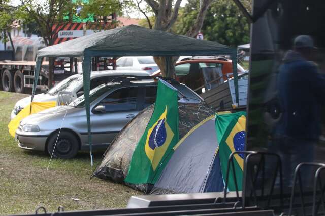 Mesmo com frio, bolsonaristas passam a noite acampados em frente ao CMO
