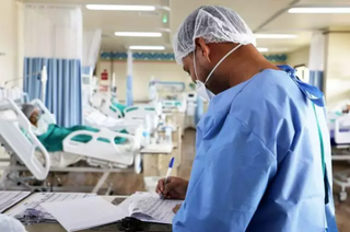 Enfermeiro trabalhando em hospital público (Foto: Agência Senado)