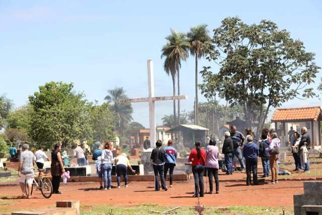 Tradicional visita a cemit&eacute;rio tem at&eacute; ora&ccedil;&atilde;o por quem n&atilde;o era da fam&iacute;lia 