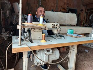 Costurar roupa dos irmãos garantiu profissão de Elias, que dura 28 anos