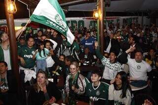 Torcida palmeirense de Campo Grande faz a festa com título do Palmeiras. (Foto: Alex Machado)