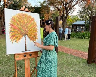 Priscila faz sucesso levando árvore de digitais para festas e casamentos