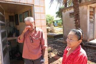 Aposentado Nelson Coelho do Nascimento, de 76 anos, e a esposa Aurelina Silva do Nascimento, de 71 anos. (Foto: Paulo Francis)