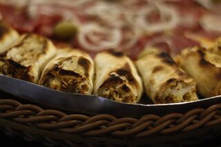 Para fugir do comum, Márcio recheia borda de pizza até com carne seca 