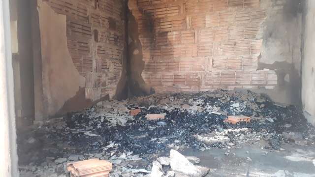 Mulher se recusa a desocupar im&oacute;vel e coloca fogo em casa cedida pela ex-cunhada