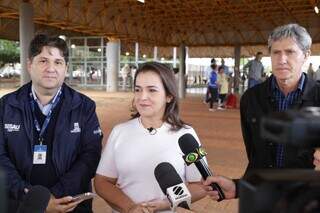 Prefeita de Campo Grande, Adriane Lopes ao lado de secretários durante lançamento da campanha (Foto: Kísie Ainoã)