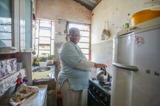 Em cozinha pequena, a aposentada faz malabarismos para cozinhas, lavar roupa e organizar utensílios. (Foto: Marcos Maluf)