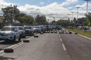 Trânsito lento e constante em ponto de bloqueio, na Avenida Duque de Caxias. (Foto: Marcos Maluf)