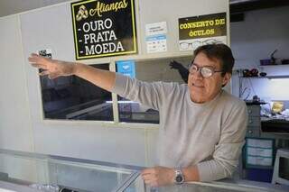 O joalheiro Jaime Jaimes, de 60 anos pretende entregar o ponto de seu comércio. (Foto: Paulo Francis)