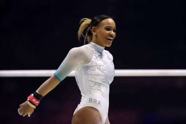 Favorita, Rebeca Andrade fatura ouro no Mundial de gin&aacute;stica art&iacute;stica 