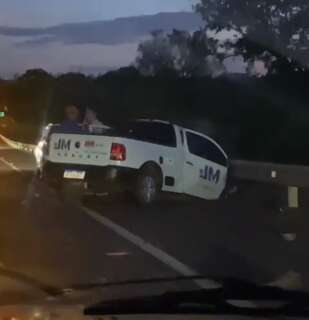 Homem fica preso &agrave;s ferragens ap&oacute;s ser atingido por carreta na BR-163