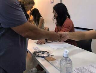 Votação em seção eleitoral em Campo Grande. (Foto: Gabrielle Tavares)