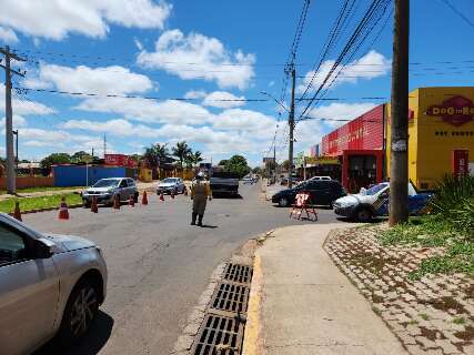 Obras de drenagem interditam cruzamento da Avenida Tr&ecirc;s Barras 