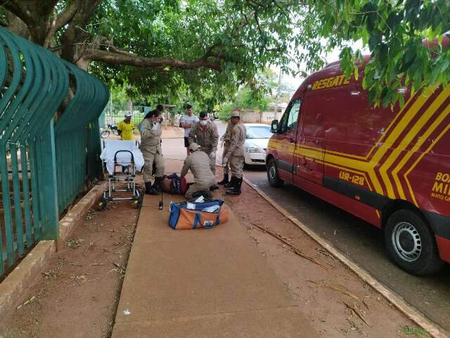 Ao cobrar d&iacute;vida, homem &eacute; golpeado por espeto de churrasco