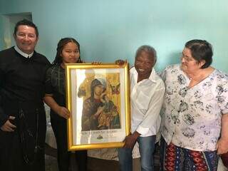 Padre Reginaldo Padilha levou quadro para a família de João. (Foto: Arquivo pessoal)