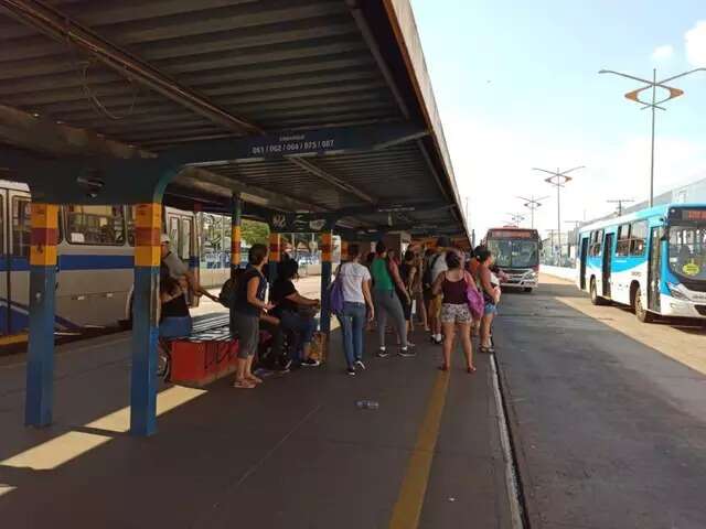 Jovem procura pol&iacute;cia ap&oacute;s homem se masturbar ao lado dela em &ocirc;nibus da Capital