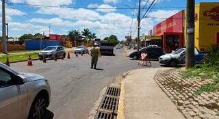 Obras de drenagem interditam cruzamento da Avenida Tr&ecirc;s Barras 