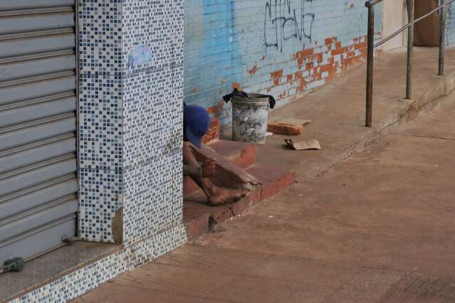 Problemas com pr&eacute;dio abandonado de antigo laborat&oacute;rio na Cal&oacute;geras continuam