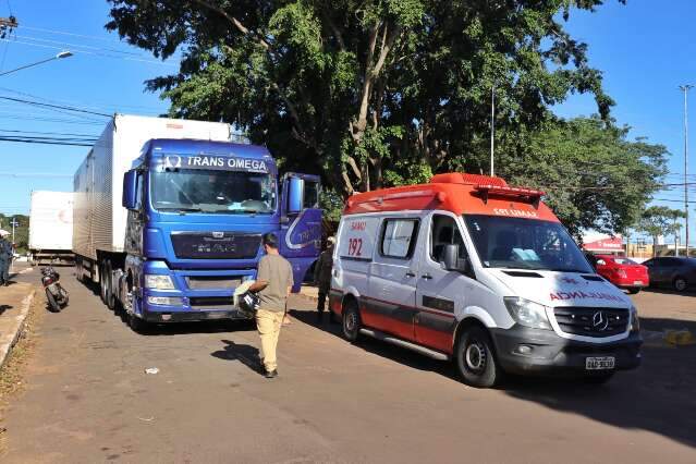 Grávida, motociclista para debaixo de caminhão em acidente