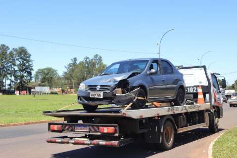 Motorista perde o controle de carro e derruba poste de ilumina&ccedil;&atilde;o em rotat&oacute;ria