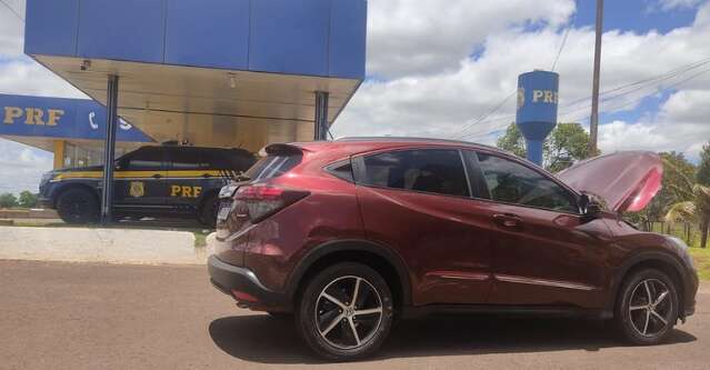 Mulher &eacute; presa dirigindo carro roubado e tenta se passar pela pr&oacute;pria filha 