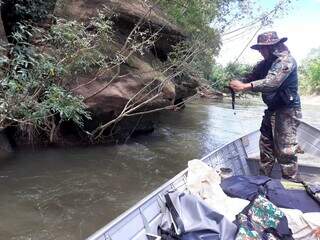 Policial Militar Ambiental em fiscalização de rios do Estado (Foto: Divulgação/PMA)
