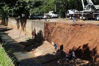 Placas de concreto são içadas no córrego da Ernesto Geisel (Foto: Kísie Ainoã)