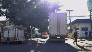 Caminhão parado no meio da pista e equipes da PM, Corpo de Bombeiros e Samu no local. (Foto: Paulo Francis)