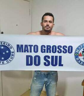 Flávio segurando faixa doada para representar torcida de MS (Foto: Direto das Ruas)