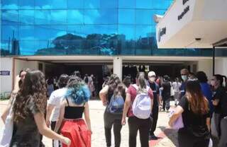 Estudantes em Campo Grande dirigem-se ao local da prova do Enem, em 2021. (Foto: Paulo Francis/Arquivo Campo Grande News)