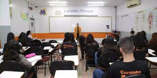 Alunos durante aula de biologia no Cursinho Morenão (Foto: Kísie Ainoã)
