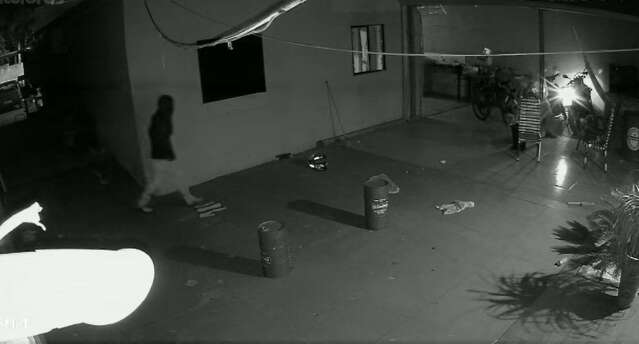 Ladr&otilde;es invadem casa e levam motocicleta e TV nas Moreninhas