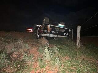 Caminhonete fica destru&iacute;da ap&oacute;s empres&aacute;rio capotar em estrada rural