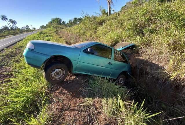 Motorista perde controle da dire&ccedil;&atilde;o, cai em barranco e abandona ve&iacute;culo