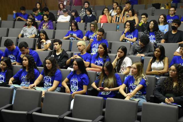 Com Enem batendo &agrave; porta, alunos participam de aul&atilde;o preparat&oacute;rio na Capital