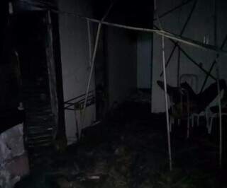 Casa pega fogo e fica completamente destru&iacute;da em inc&ecirc;ndio na madrugada