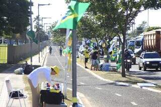 Manifestantes se concetram em frente ao CMO (Foto Alex Machado/Campo Grande News)