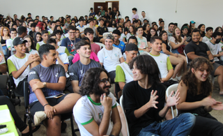 Alunos no auditório do campus Três Lagoas na abertura de um evento (Foto: Muriel Teixeira)