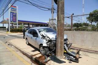 Carro vai parar em poste após colidir outro veículo em avenida